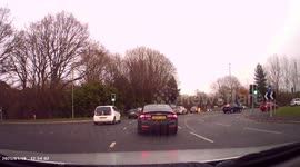 DASHCAM - DANGEROUS DRIVING - Reckless Range Rover Driver undertakes TWO vehicles in desperate impatience to get ahead to visit shops!