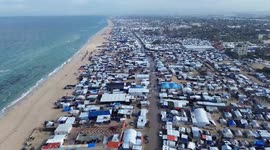 Gaza Strip: Displaced Palestinians continue to live on Khan Yunis beach during cease-fire