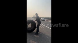 男子高速上遇轮胎挡路  热心将其移至路边