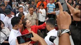 Vice President of the Republic of Indonesia Gibran Rakabuming Raka Visits Market Traders and the Oldest Temple in Tangerang, Banten