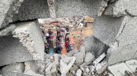 Gaza Strip: Palestinians pray amidst the rubble of their destroyed homes in Khan Yunis