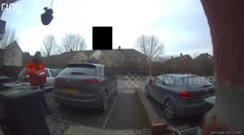 Postman delivers post to the wrong door and cussed caught on ring doorbell