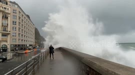 La borrasca Eowyn azota el litoral donostiarra