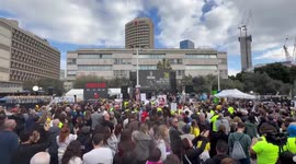 Israel: Dozens of people follow live the release of four Israeli women soldiers