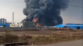Fire tears through chemical factory in India