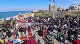 Hundreds of Palestinian families gather in central Gaza, awaiting return to home