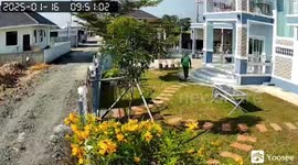 Quick-thinking dad runs to grab child who almost falls into pond