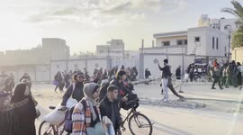 Hundreds of Palestinians begin to move on foot toward northern Gaza
