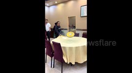 Restaurant employee's skilful table-setting skills stun