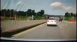 实拍失控轿车空中连续翻转“飞越”行驶汽车车顶