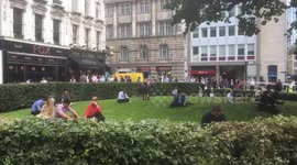 Londoners enjoy their lunches feet away from suspicious package.