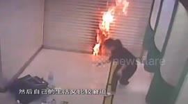 南宁:为盗银行 女子火烧卷闸门  监控直播 警察迅速抓人