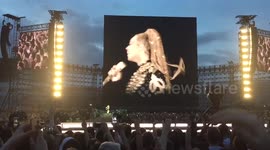 Crowd joins Beyonce to sing 'Love On Top'