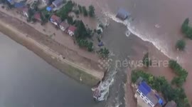 航拍湖南华容现堵溃“敢死队” 司机开车冲向溃口