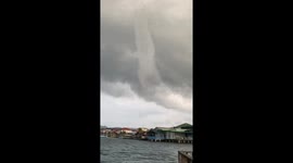 The natural disaster of a tornado hit residential areas in Indonesia, a number of residents' houses were damaged