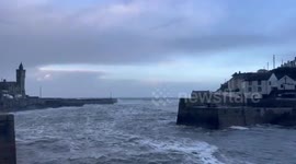 UK: Stormy weather hits Porthleven