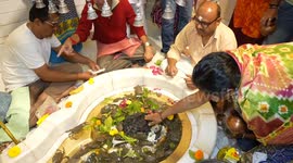 Devotees Offer Live Crabs At Shiva Temple In Surat To Fulfill Wishes