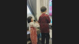3-year-old and her sibling 6-year-old sing APT song at first day of CNY