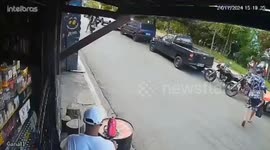 Motorcycle crashes into stand outside store in Jundiaí