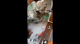 Dirty water gushes out during pipe repair in Liaoning