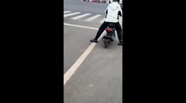 Car runs over man's foot at intersection in Guangzhou, China