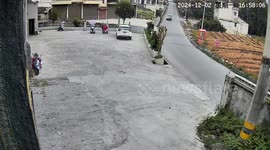 Car crashes into wall, driver appears hurt in Hubei, China