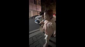 Toddler calls out to a cat in her own unique way in Guangdong, China