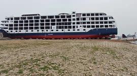 New cruise ship successfully launched into water in Hubei, China
