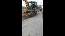 Small excavator overturns during unloading in Heilongjiang, China