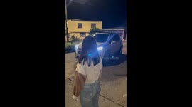 Woman fails to get inside car through window in Armenia, Colombia