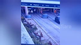 Driver crashes car through toll plaza barrier, drags employee on bonnet for 1 km in Agra, Uttarpradesh