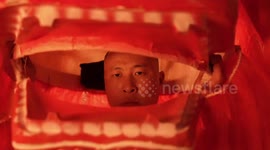 British student experiences lion dance in China's Luoyang