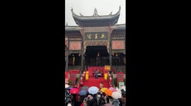 Worshiping God of Wealth at Yuwang Temple Fair in SW China