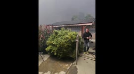 Altadena Residents Flee Home as Wildfire Approaches