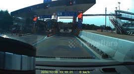 Yellow Lamborghini crashes into taxi on motorway in Bangkok
