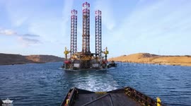 Massive Libyan drilling platform cross Suez Canal