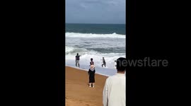 Brave veteran rescues 10-year-old girl and her mother who swept out to sea in China