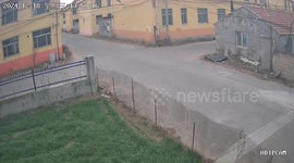 Truck and tricycle collide at intersection in Shandong, China
