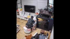 Baby cries after fish splash water in Henan province, China