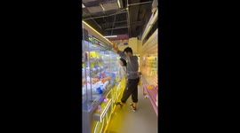 Man pulls and tilts claw machine to win doll in Shandong, China