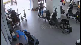 Glass unexpectedly shatters near door, startling man in Fujian, China