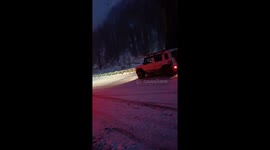 Vehicle loses control on snowy road in Manali, India