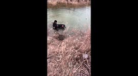 Boy rescues man from drowning in Anhui, China
