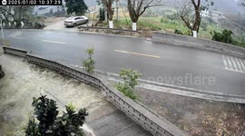 Car hits wall at high speed in Guizhou Province, China