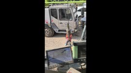 Boy successfully extracts loose tooth using wire in Guangdong, China
