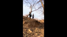 Man fails to descend cliff using tree trunk in Henan, China