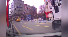 Driver runs after tow truck that nabbed his motor