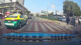 Kind driver runs over to help wheelchair user cross road
