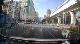 Car accident between electric motorcycle and taxi caught on dashcam in Guangdong, China