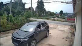 Tricycle overturns due to overspeeding in Jiangsu, China